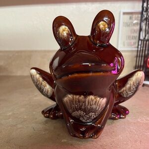 Hull pottery frog planter